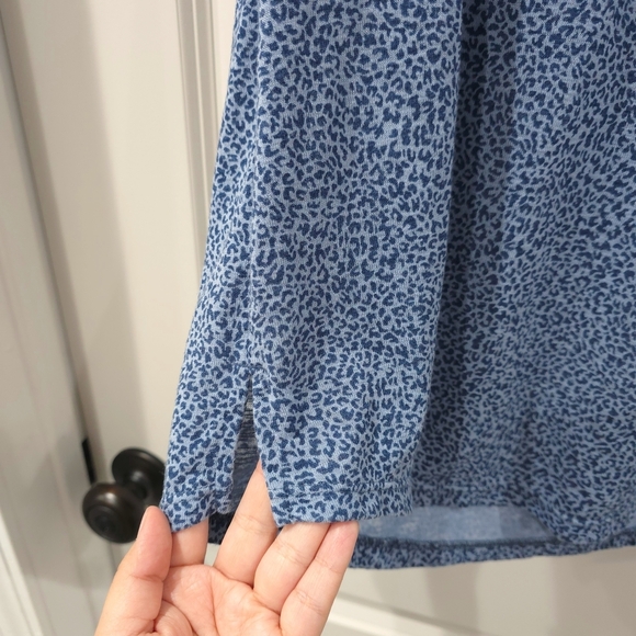 ATHLETA Blue Leopard Short Sleeve T-Shirt Relaxed Fit, Preloved, Size Large - Picture 6 of 12